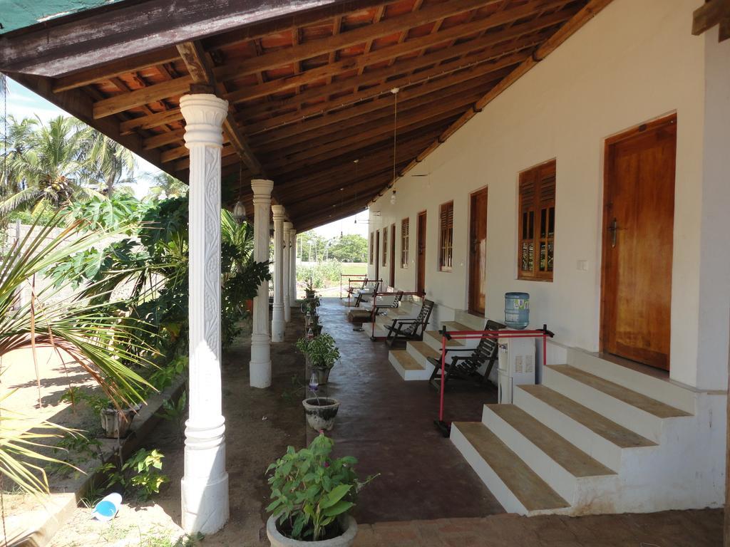 Yoho Hotel Arugambay Beach Inn Аругам Бей Екстериор снимка
