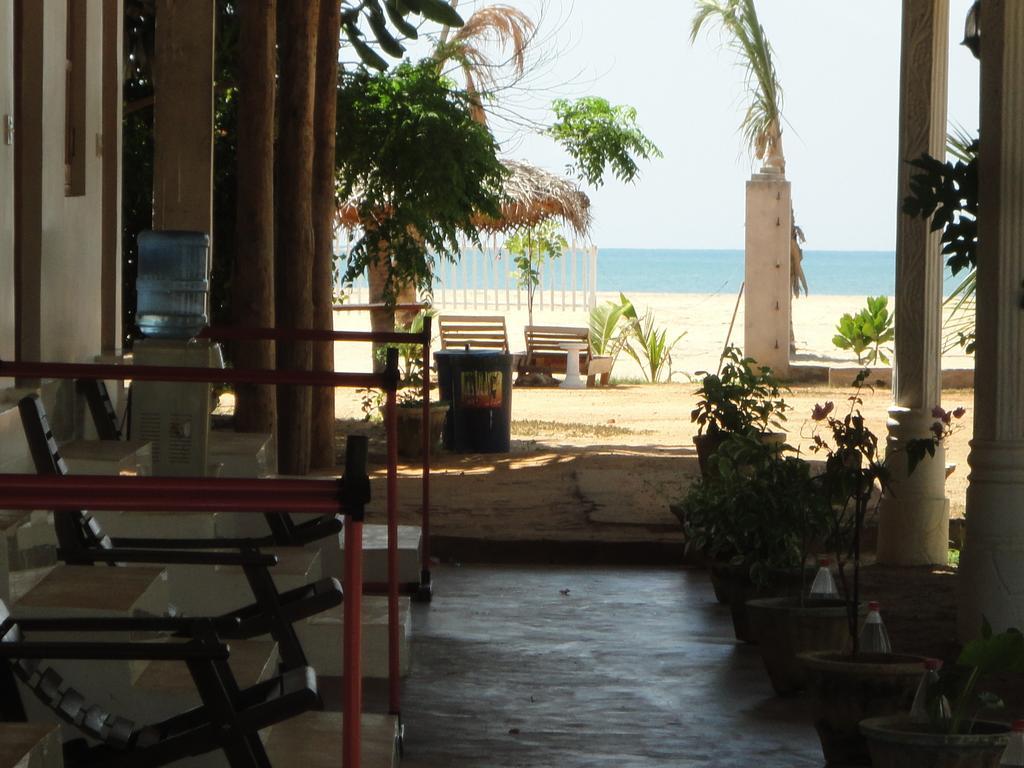 Yoho Hotel Arugambay Beach Inn Аругам Бей Екстериор снимка