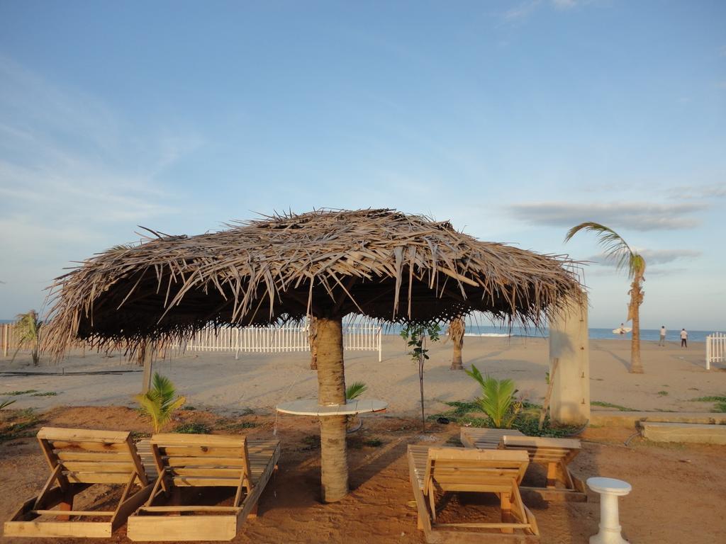 Yoho Hotel Arugambay Beach Inn Аругам Бей Екстериор снимка