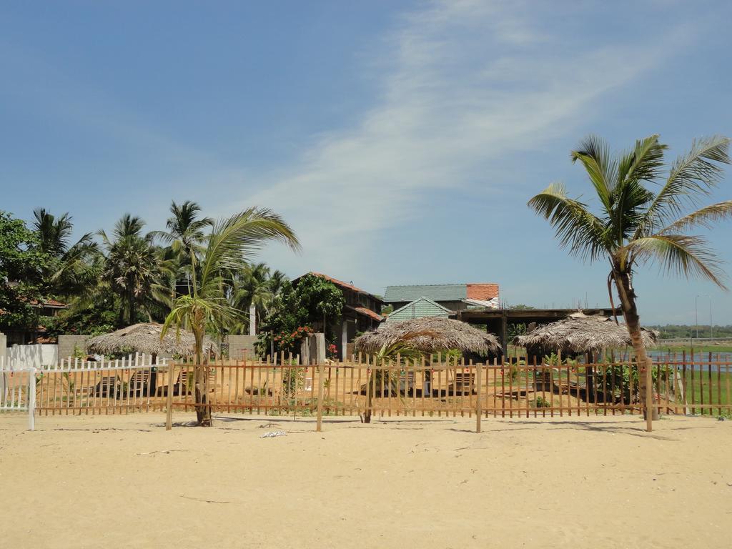 Yoho Hotel Arugambay Beach Inn Аругам Бей Екстериор снимка