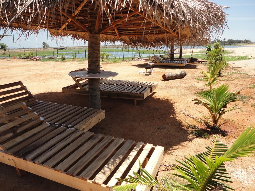 Yoho Hotel Arugambay Beach Inn Аругам Бей Екстериор снимка